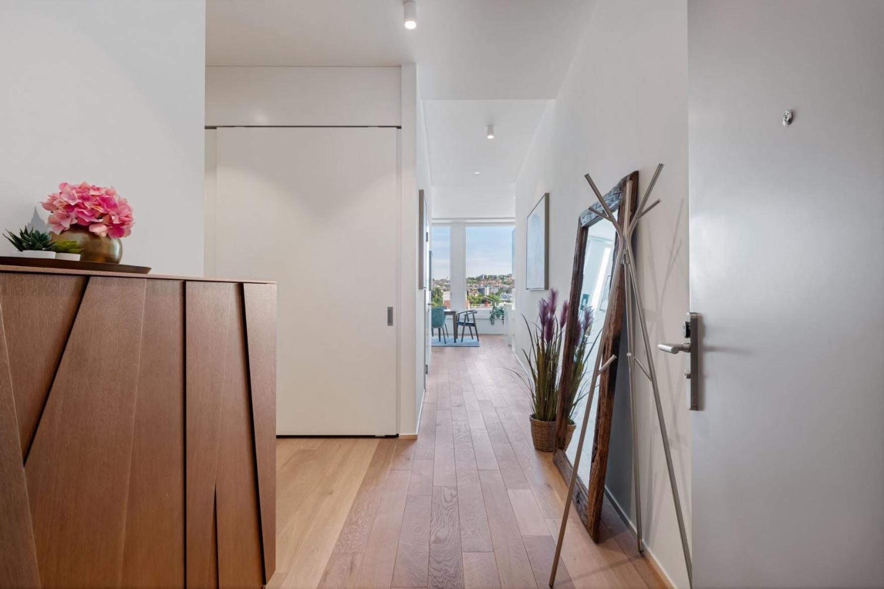Large Luxury Business Penthouse Near Main Station Apartment *