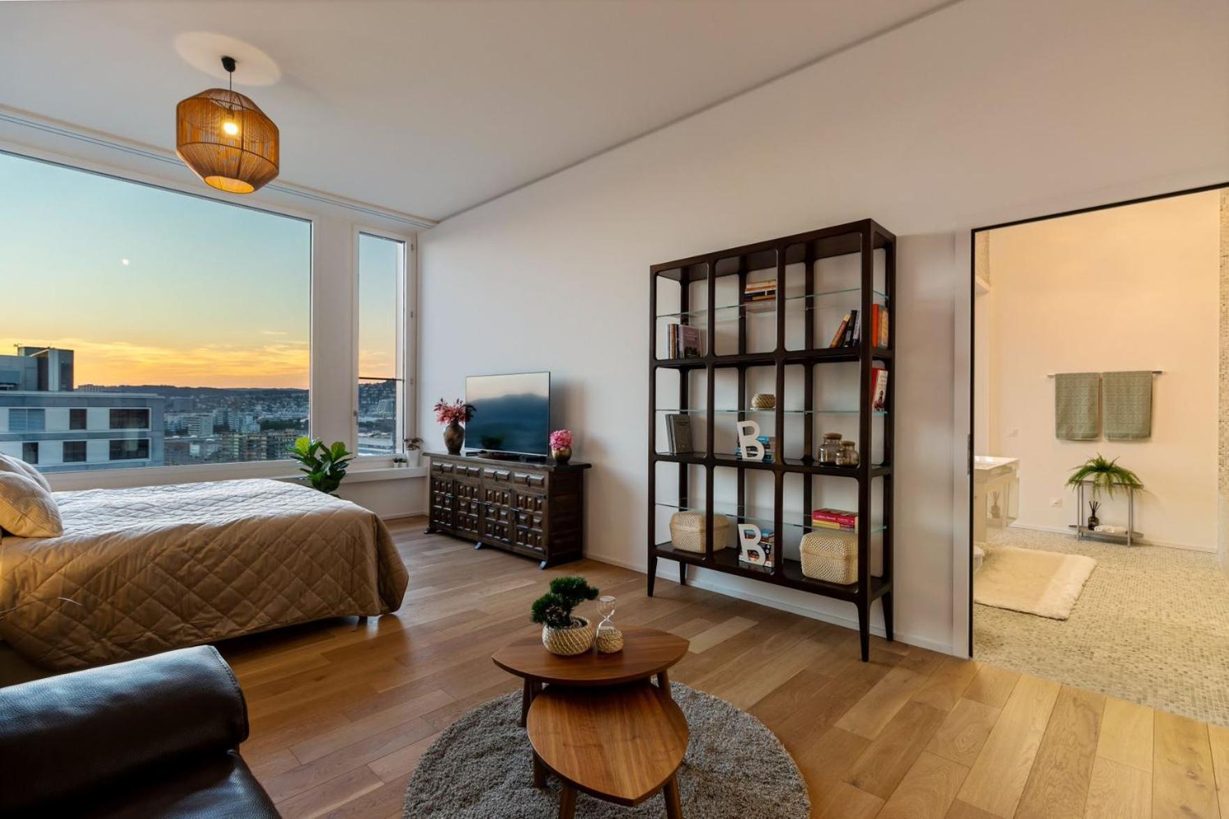 Apartment Large Luxury Business Penthouse Near Main Station *