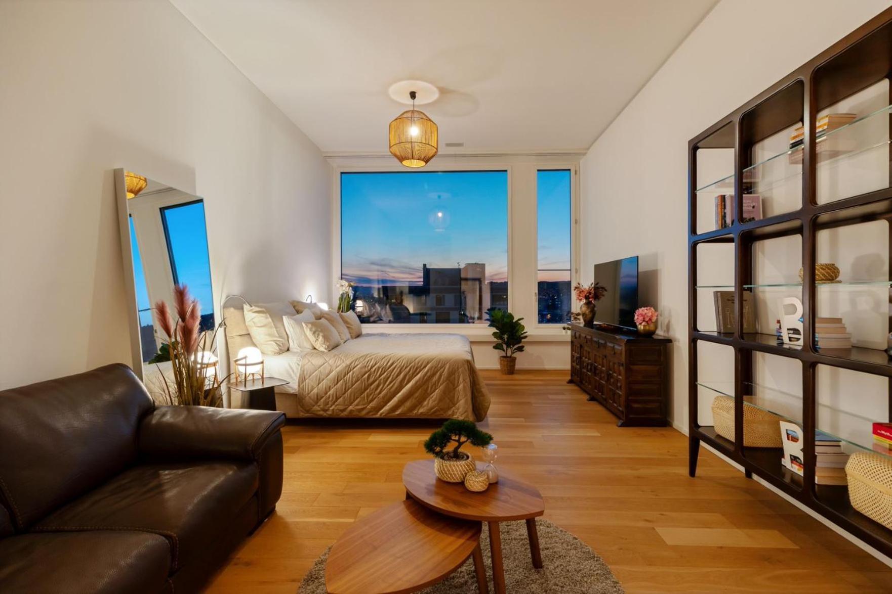 Large Luxury Business Penthouse Near Main Station Apartment
