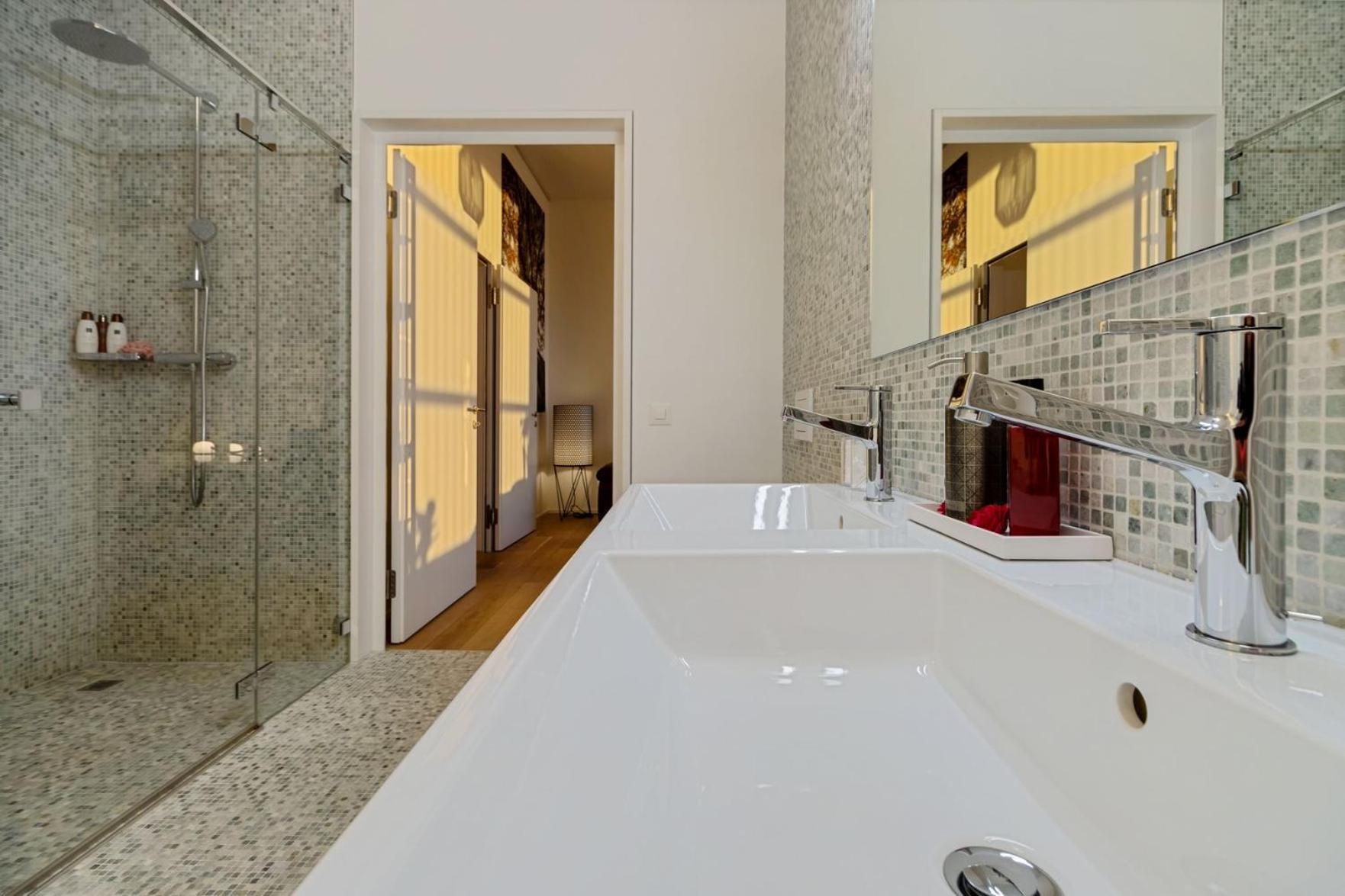 Apartment Large Luxury Business Penthouse Near Main Station