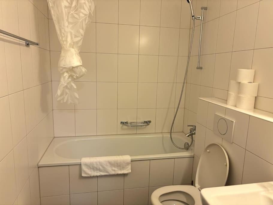 Cozy 2br Near - 8 *
