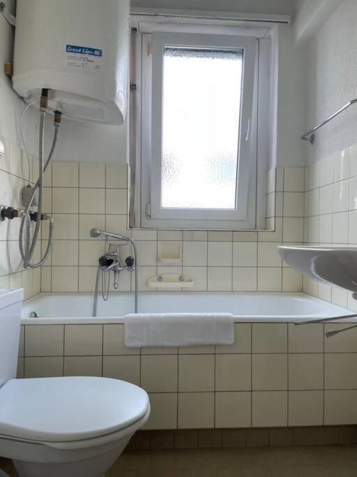 Practical Nearby - Cross 6 Apartment