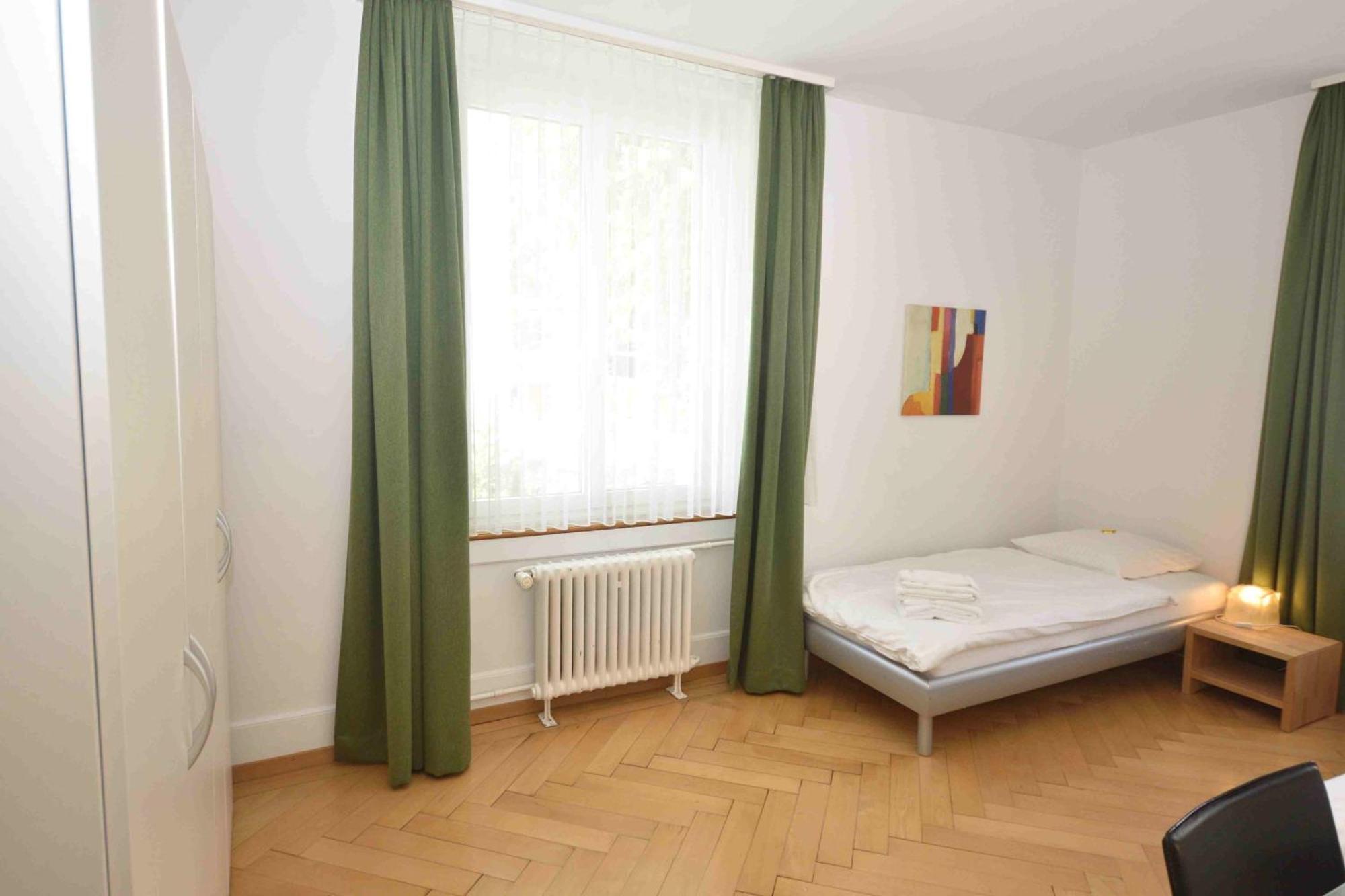 2br Flat Near And - Stardust 22