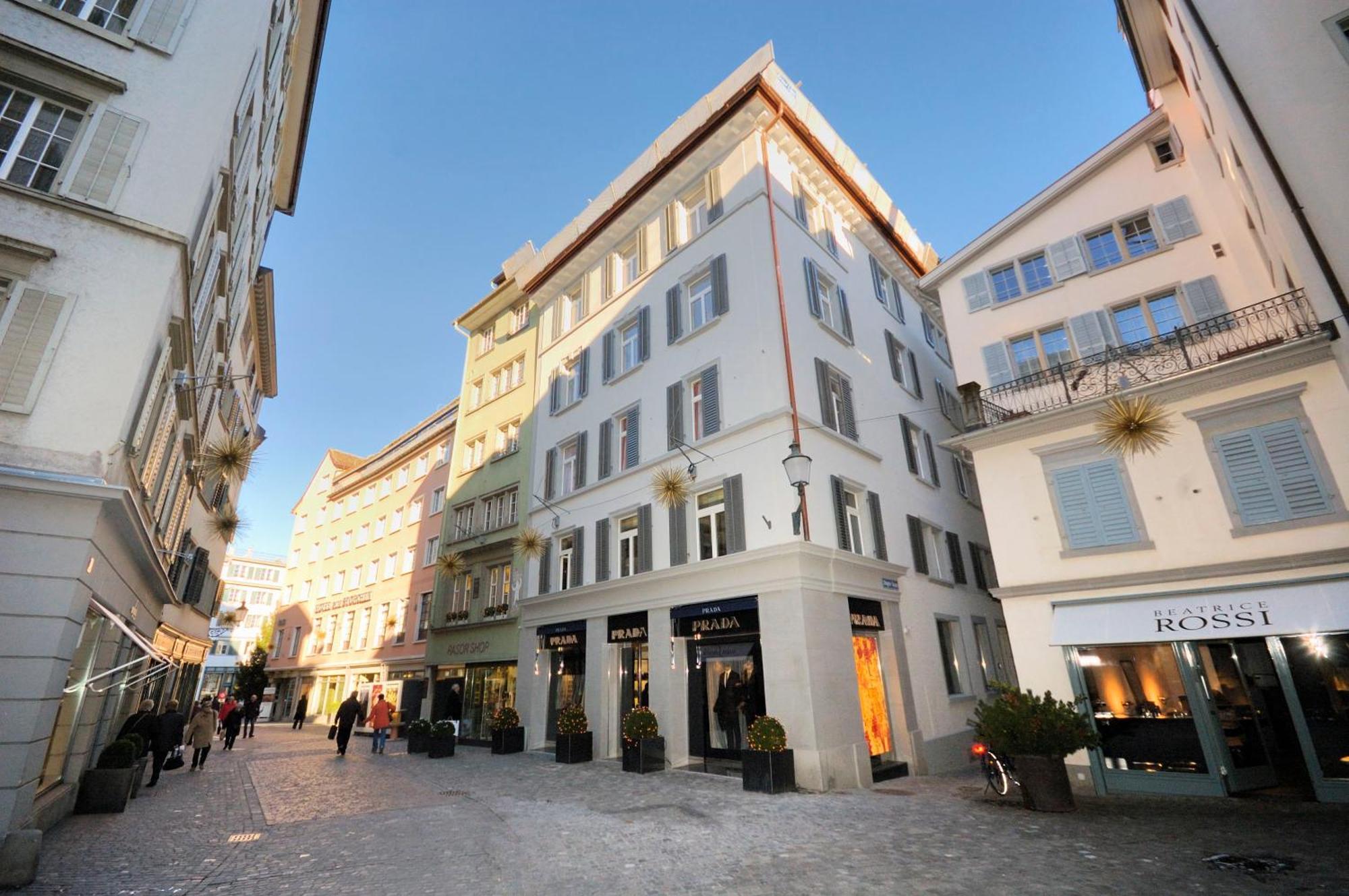 At Famous Location - Stork 21 * Zurich