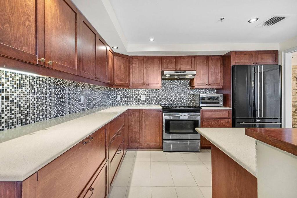 Lakeview Residences Apartment *