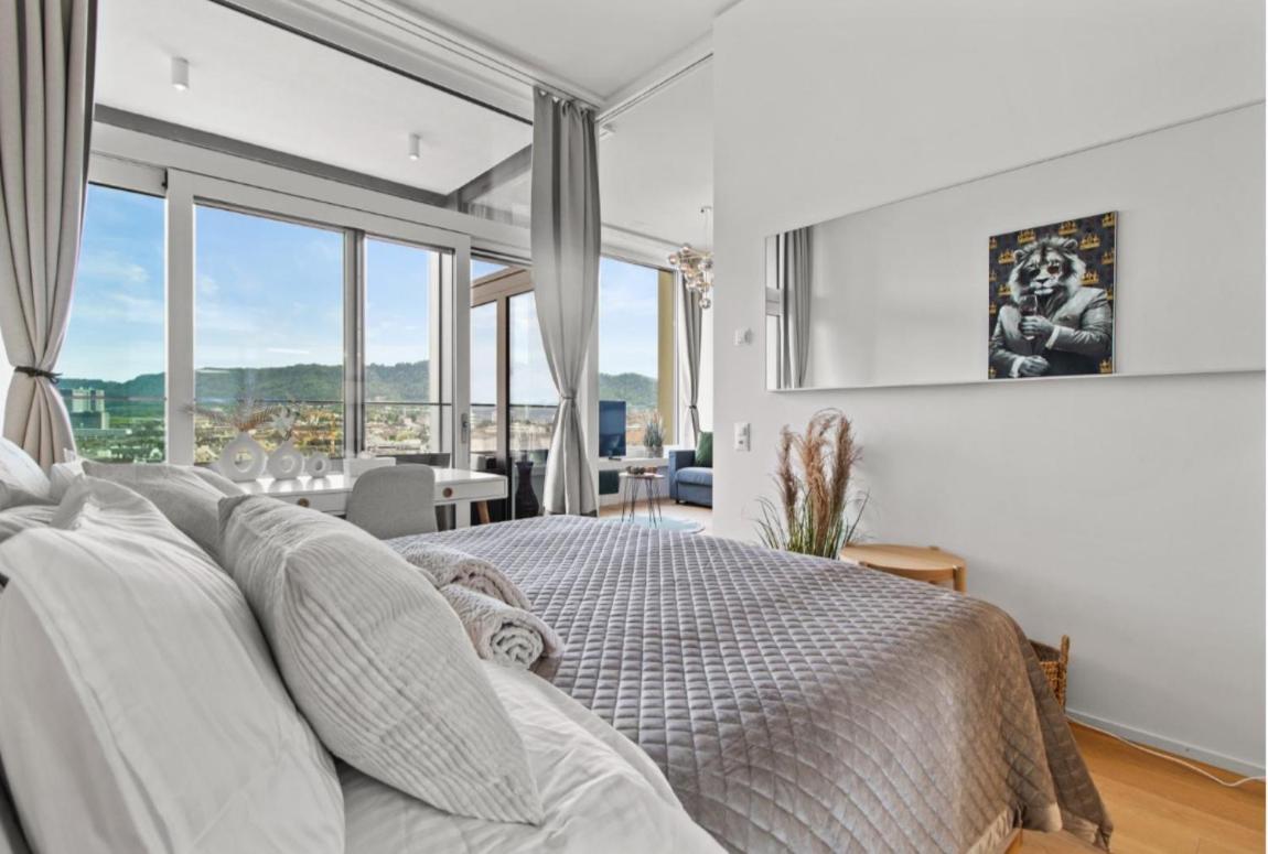 Large Luxury Business Penthouse Near Main Station Apartment *