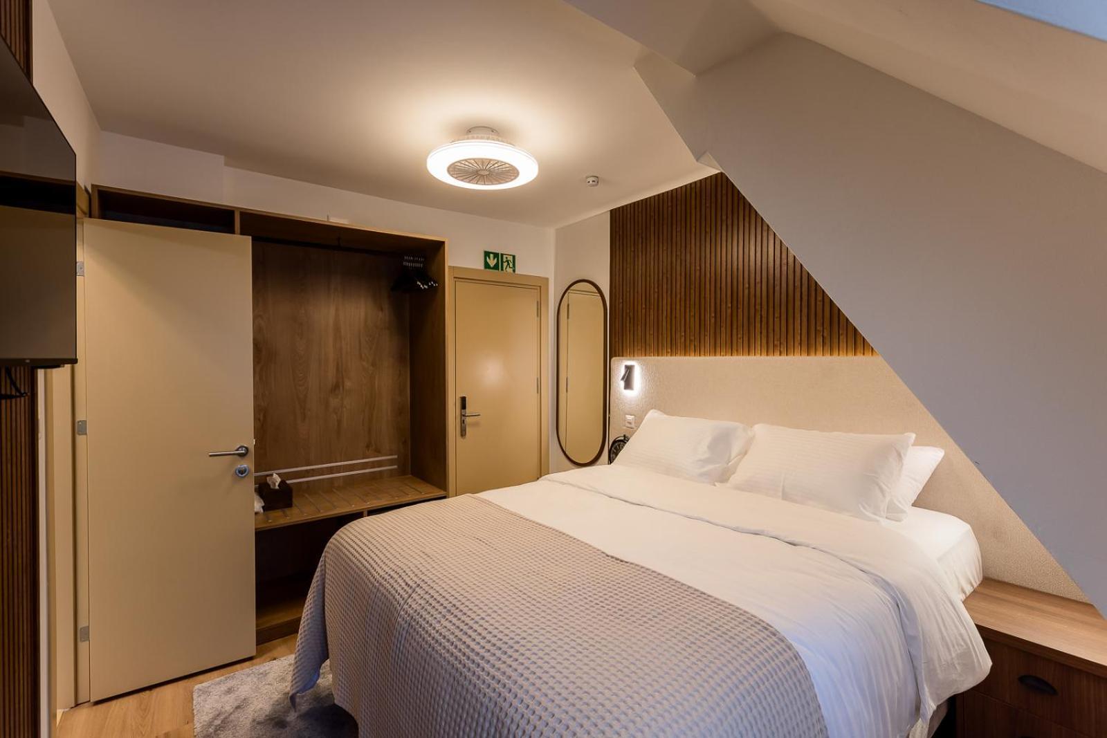 Hotel Deluxe & Kreis 4