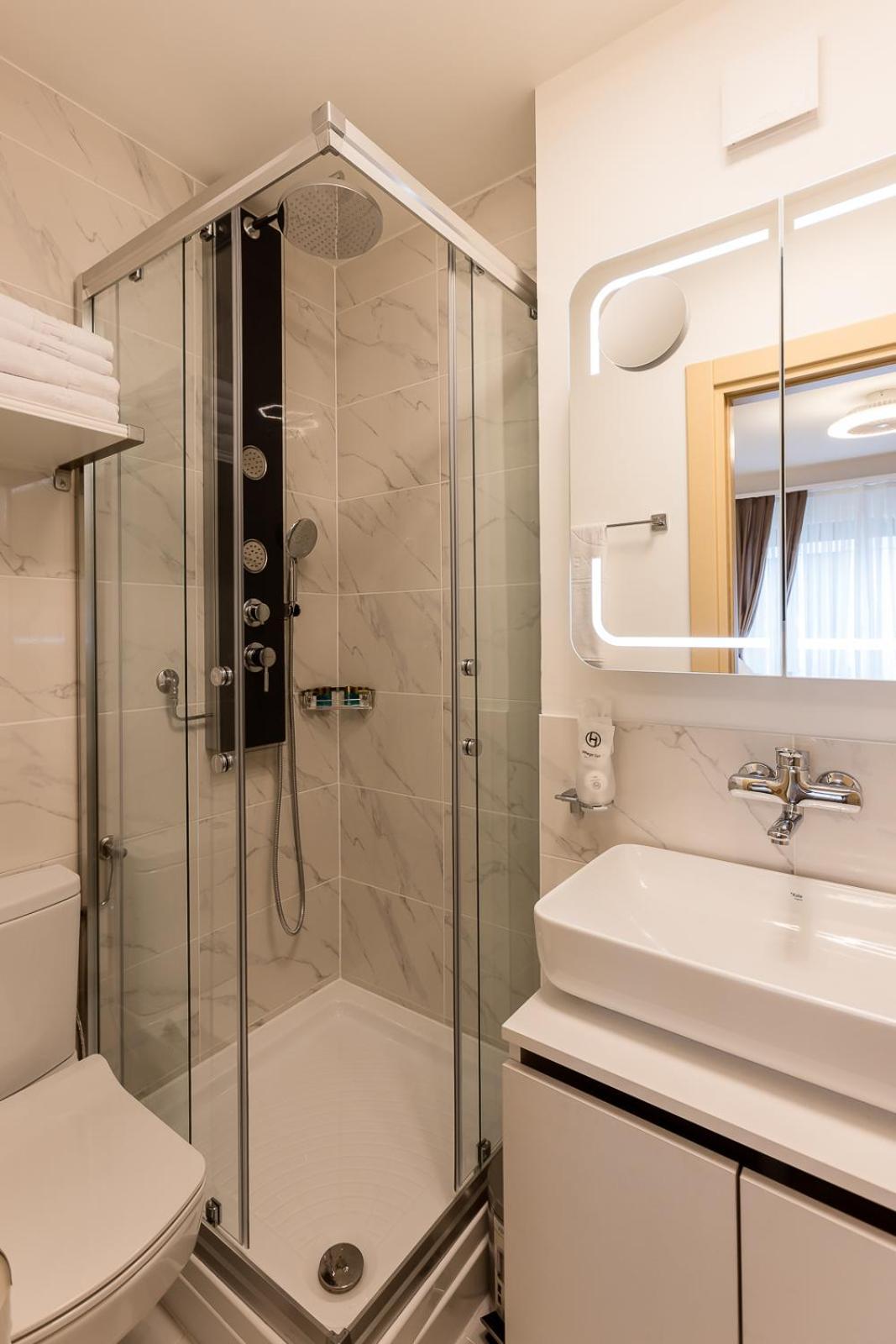Hotel Deluxe & Kreis 4 *