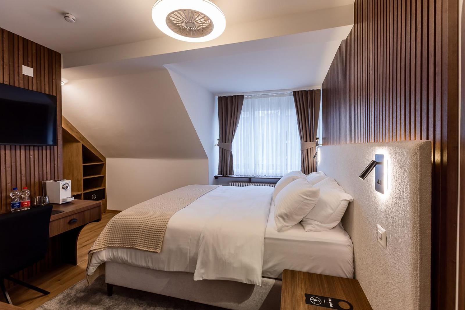Hotel Deluxe & Kreis 4