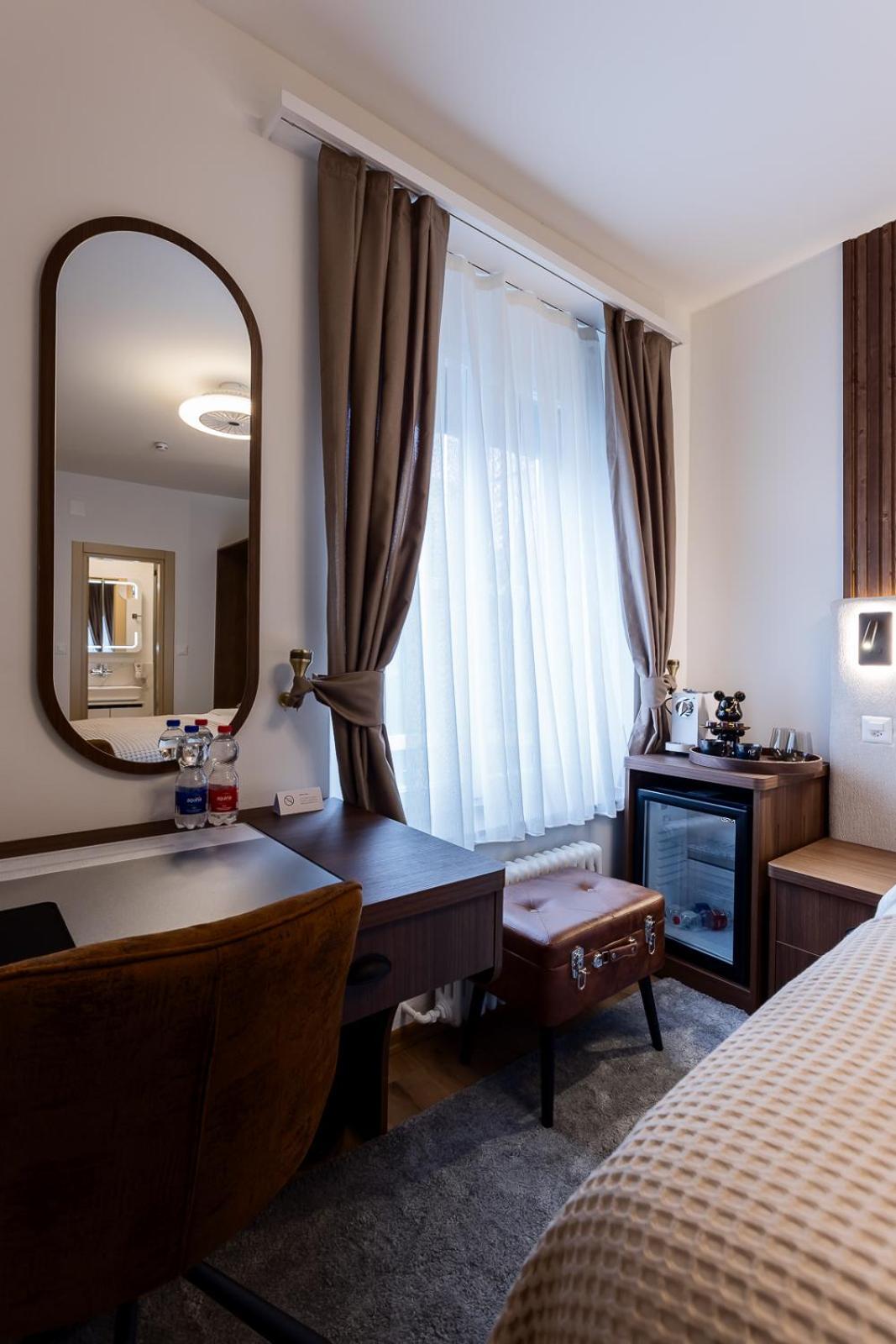 Deluxe & Kreis 4 Hotel *