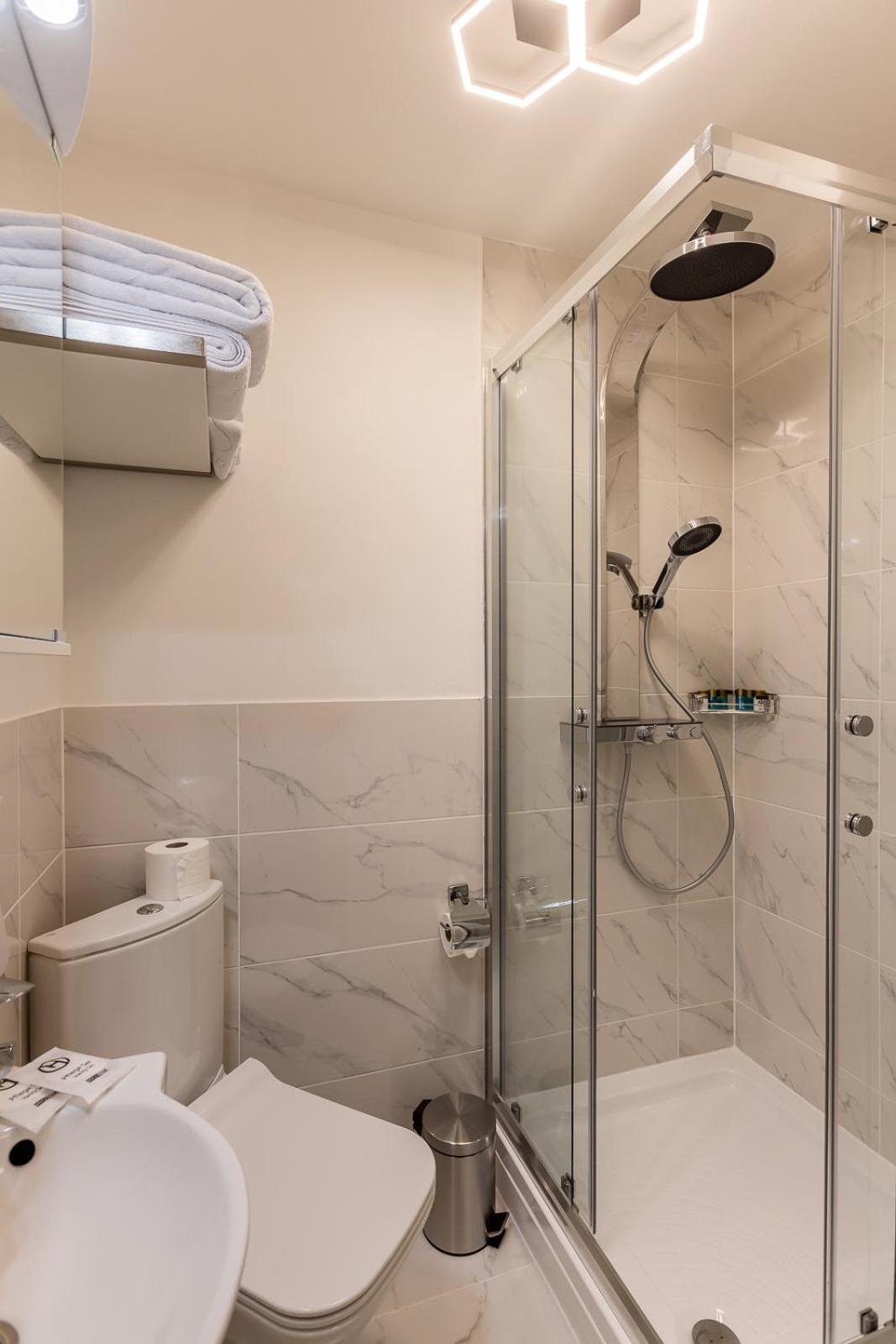 Hotel Deluxe & Kreis 4 *