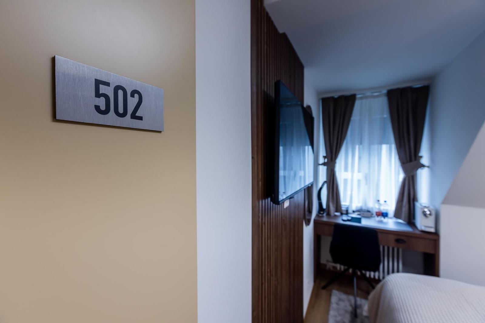 Deluxe & Kreis 4 Hotel