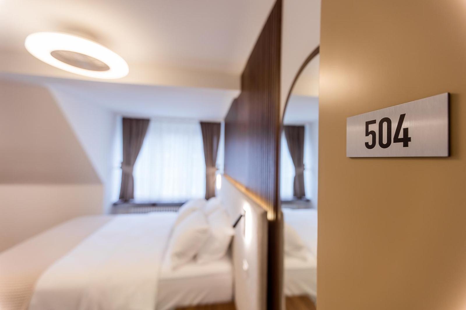 Hotel Deluxe & Kreis 4 *