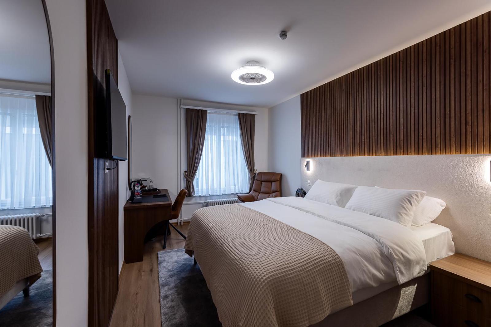 Hotel Deluxe & Kreis 4 *
