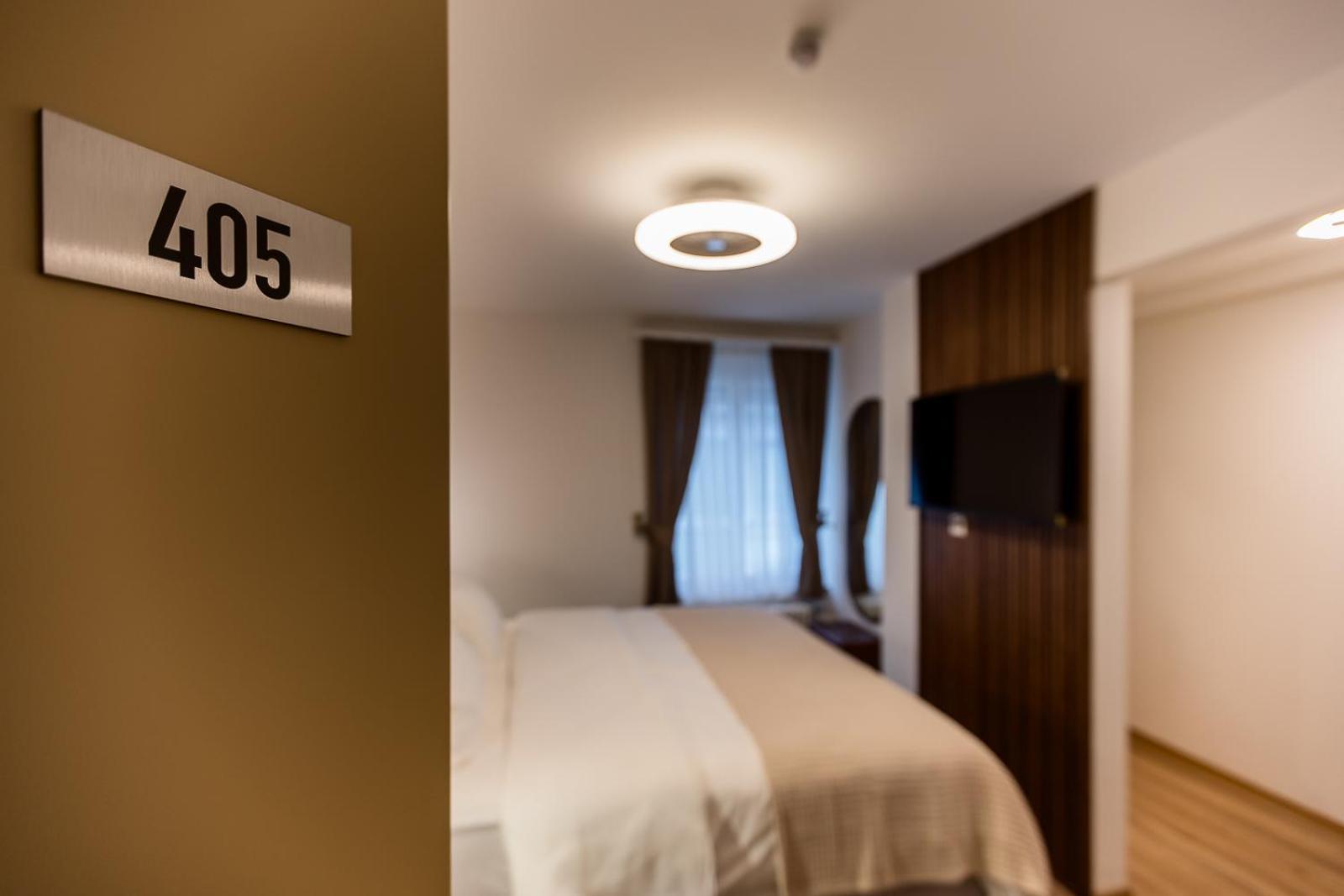 Deluxe & Kreis 4 Hotel *