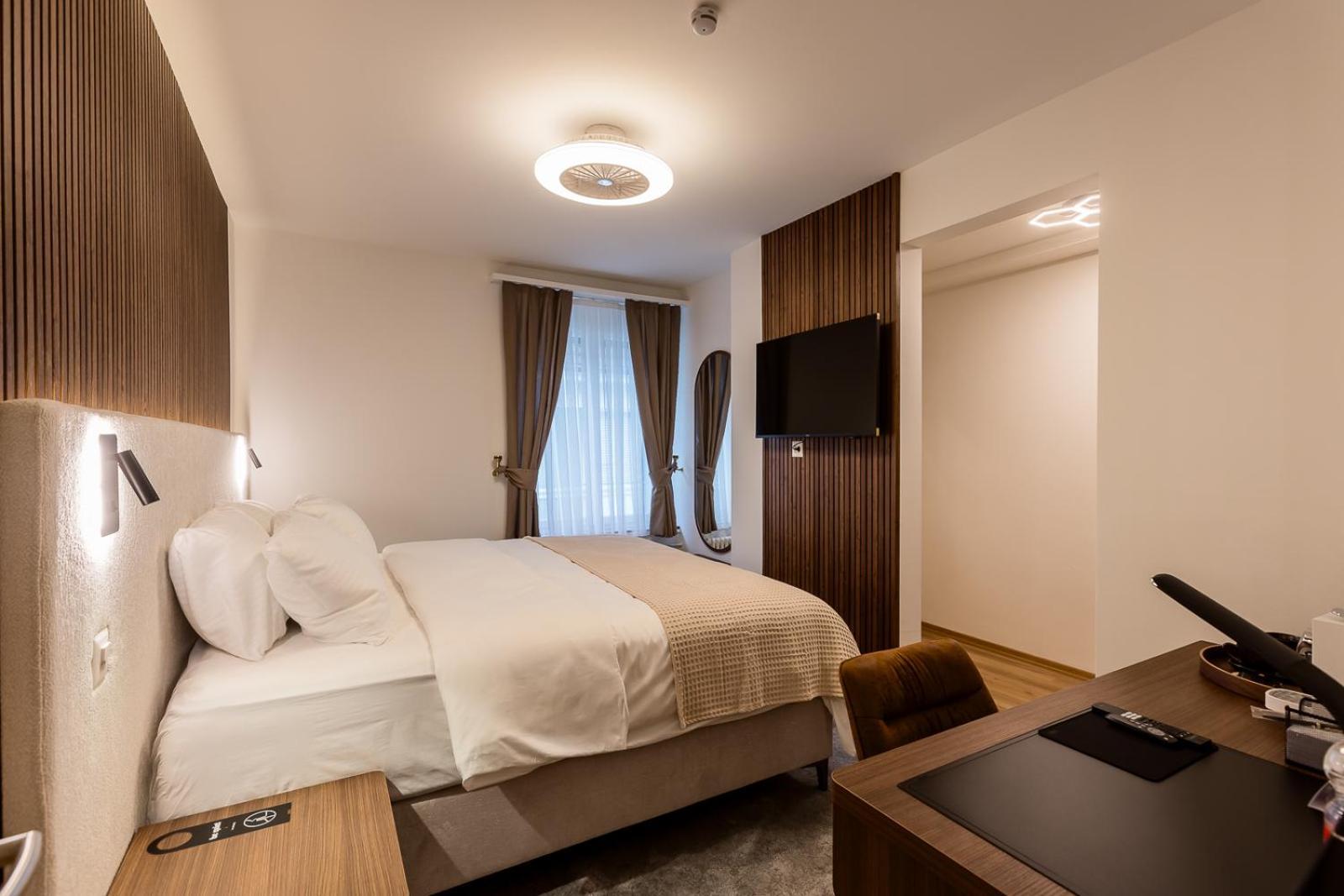 Hotel Deluxe & Kreis 4 *