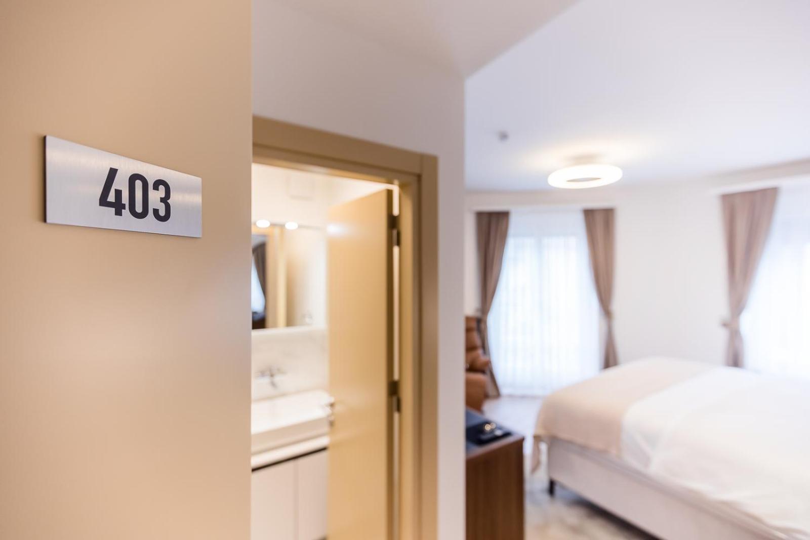 Deluxe & Kreis 4 Hotel *