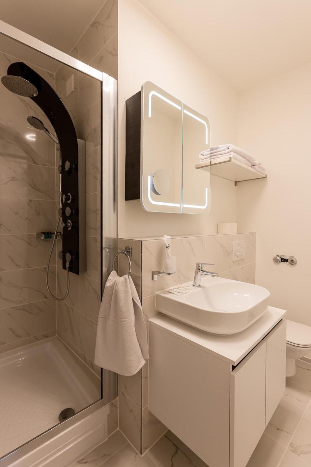 Hotel Deluxe & Kreis 4 *