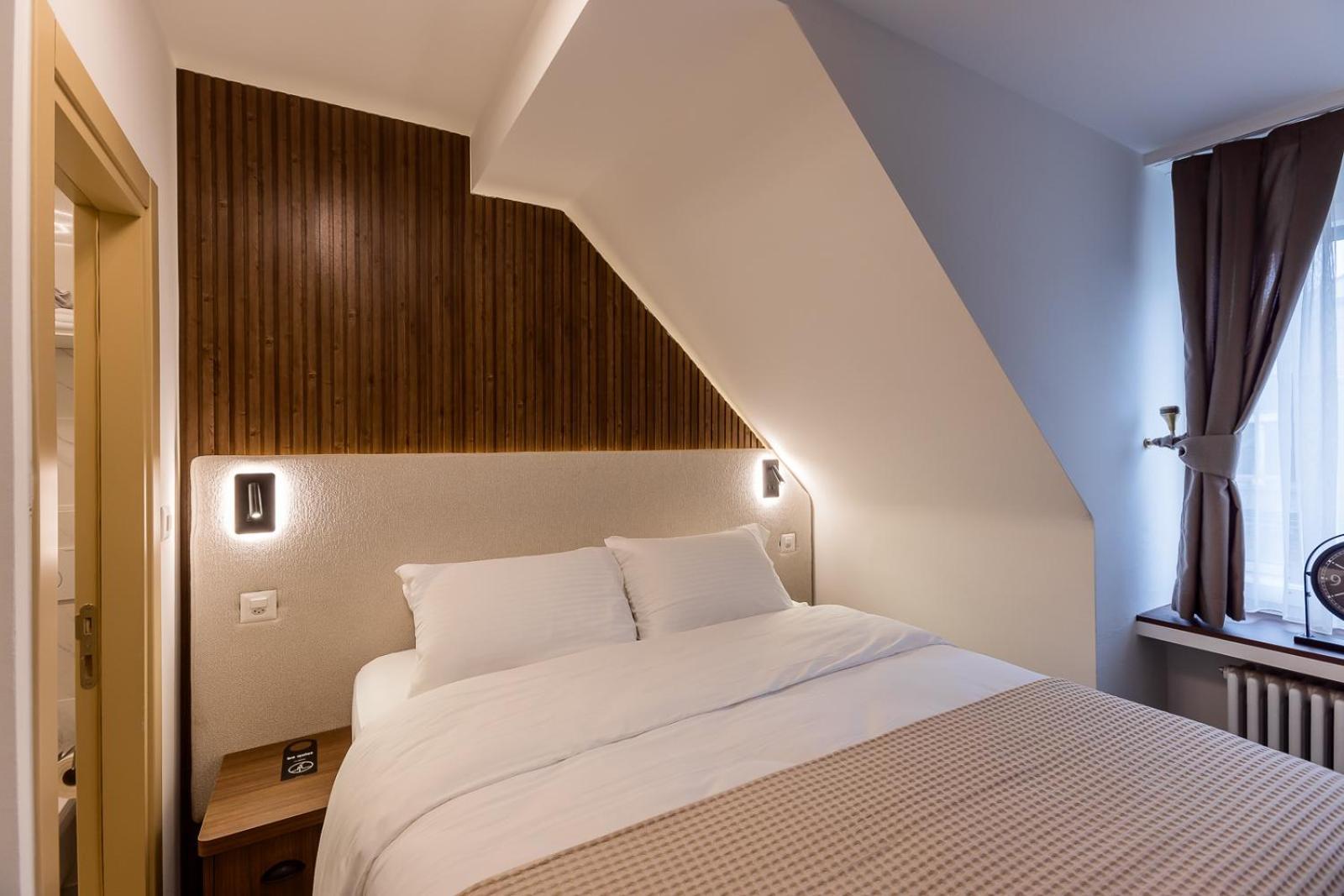 Hotel Deluxe & Kreis 4