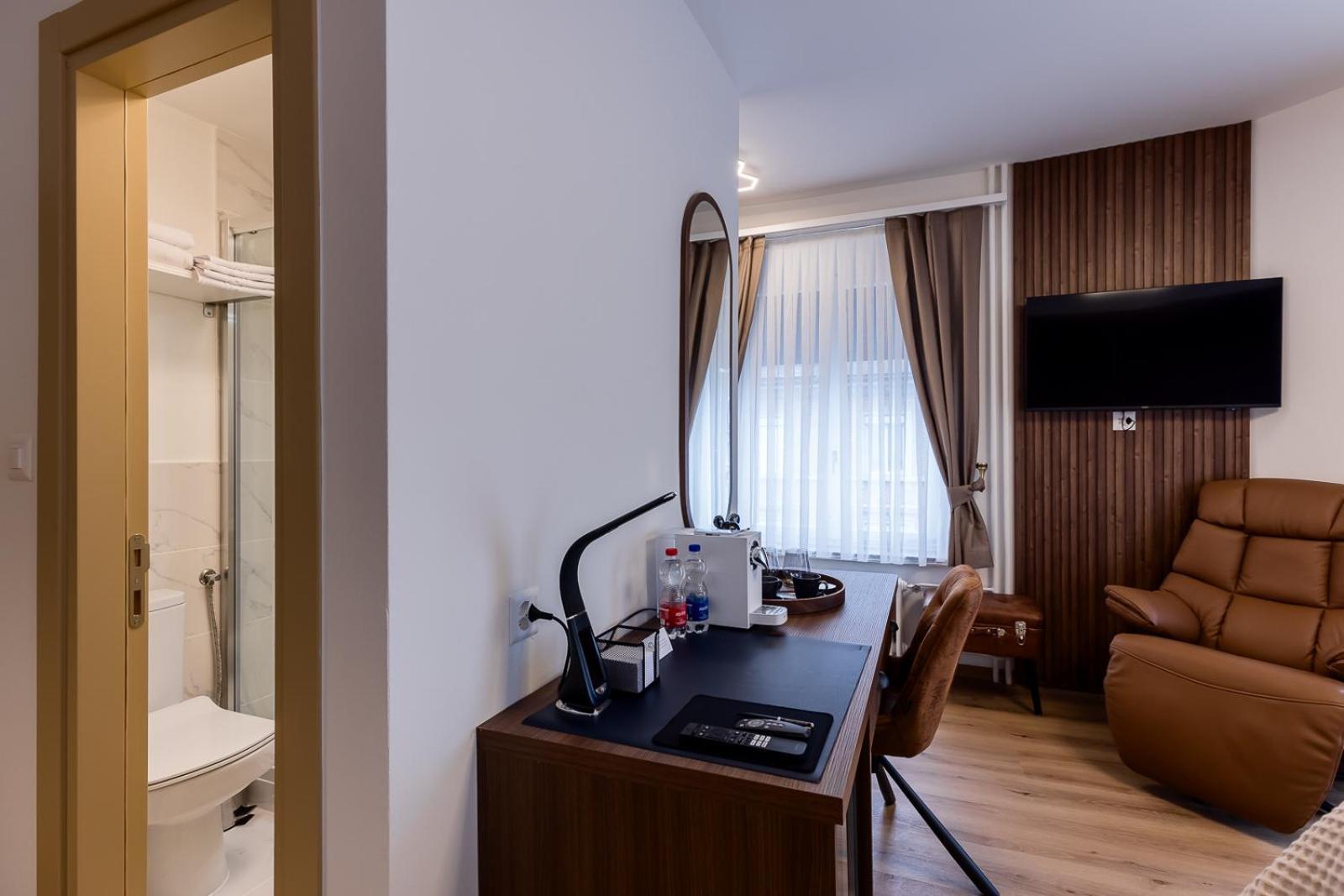 Deluxe & Kreis 4 Hotel *