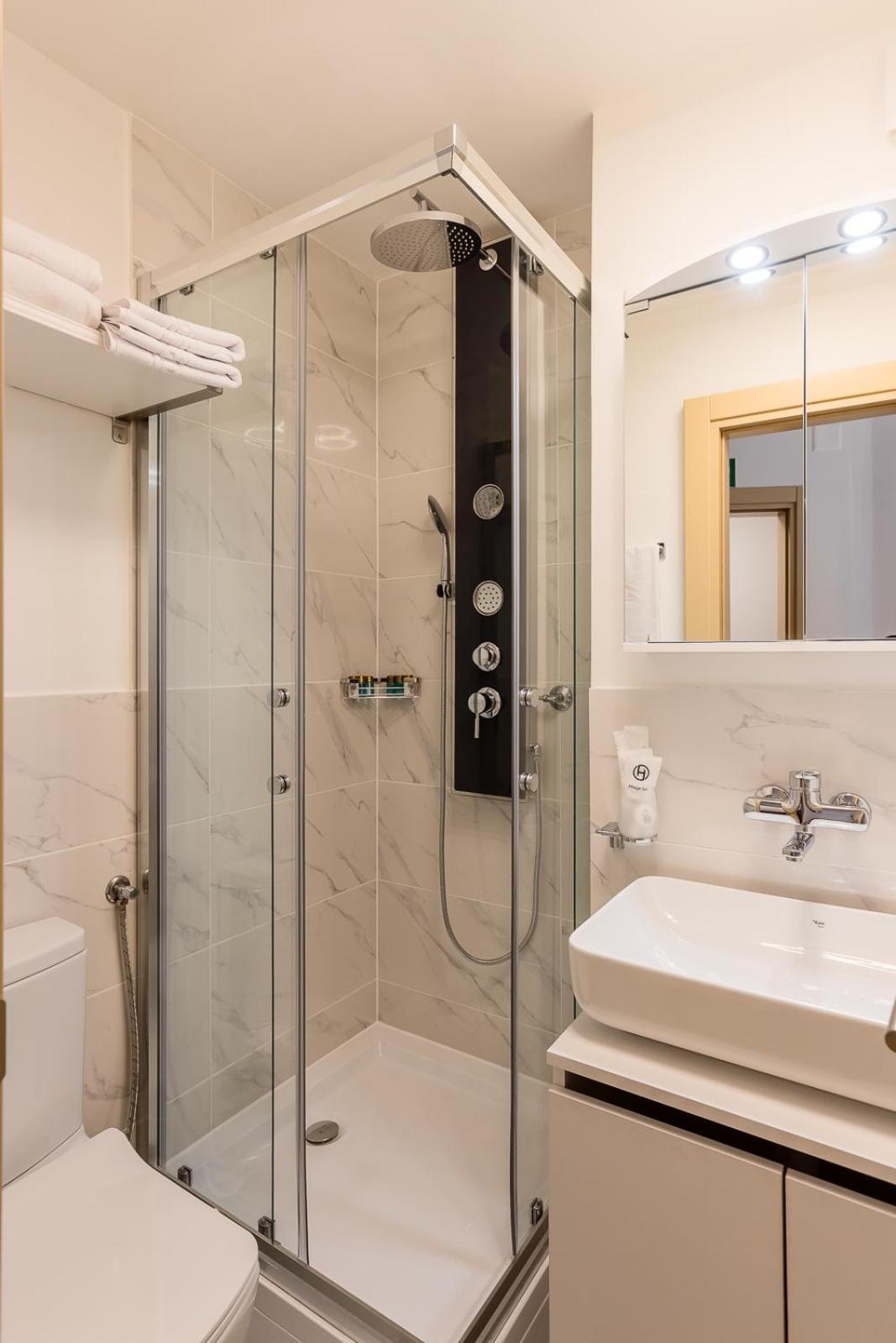 Hotel Deluxe & Kreis 4 *