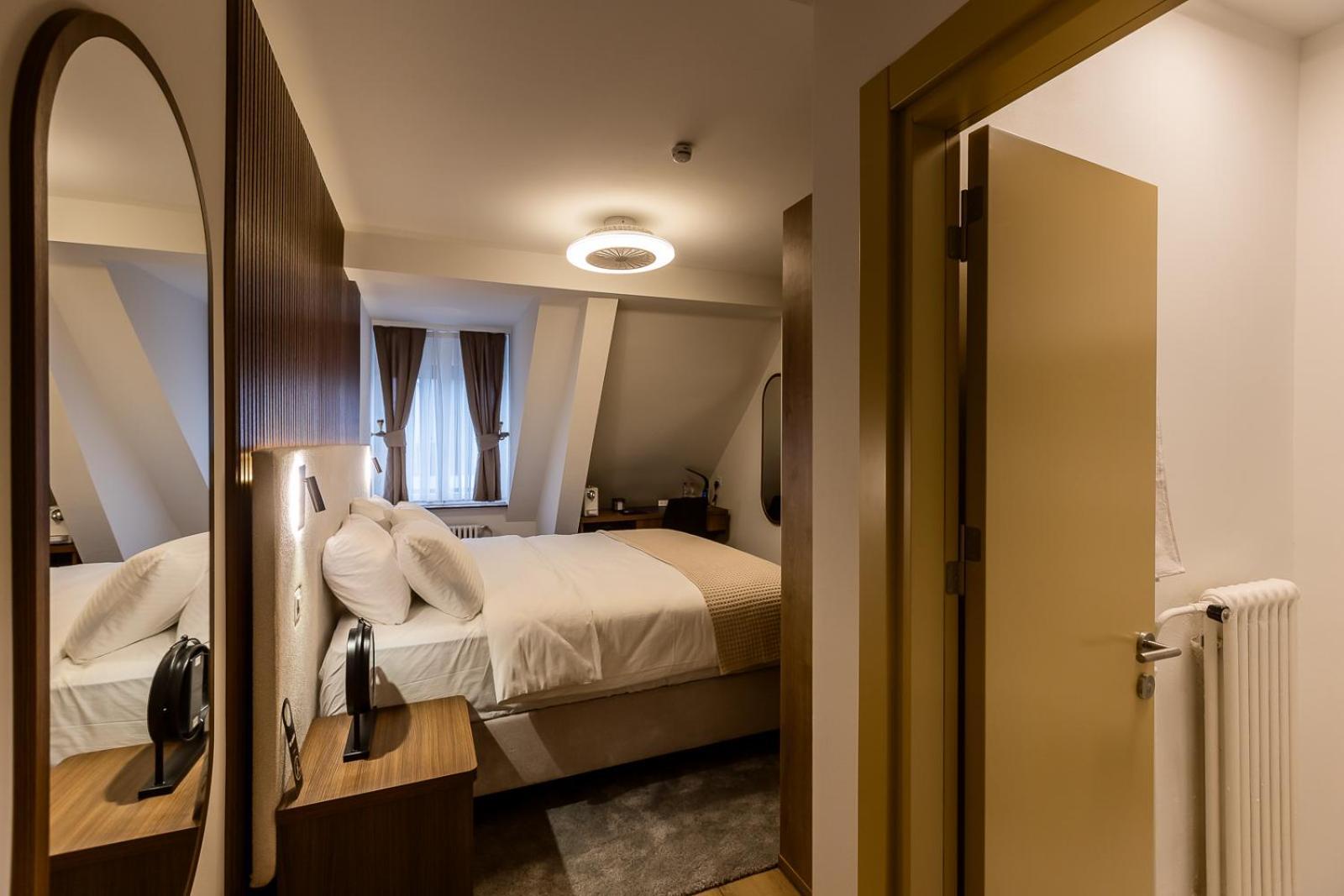 Deluxe & Kreis 4 Hotel *