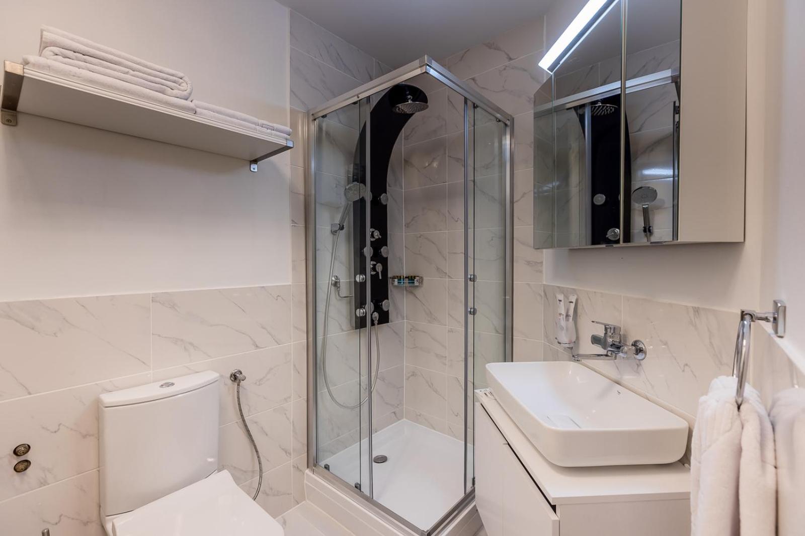 Hotel Deluxe & Kreis 4 *