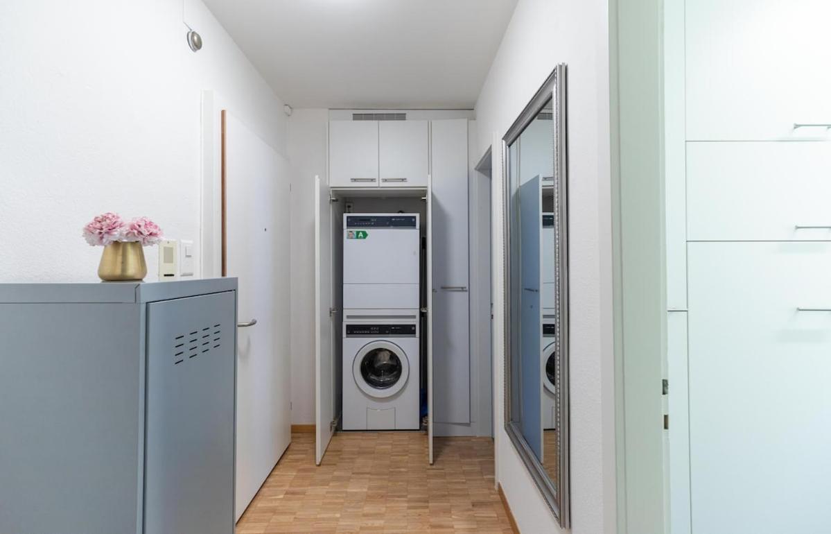 Cozy Near Train Station - 7 Apartment