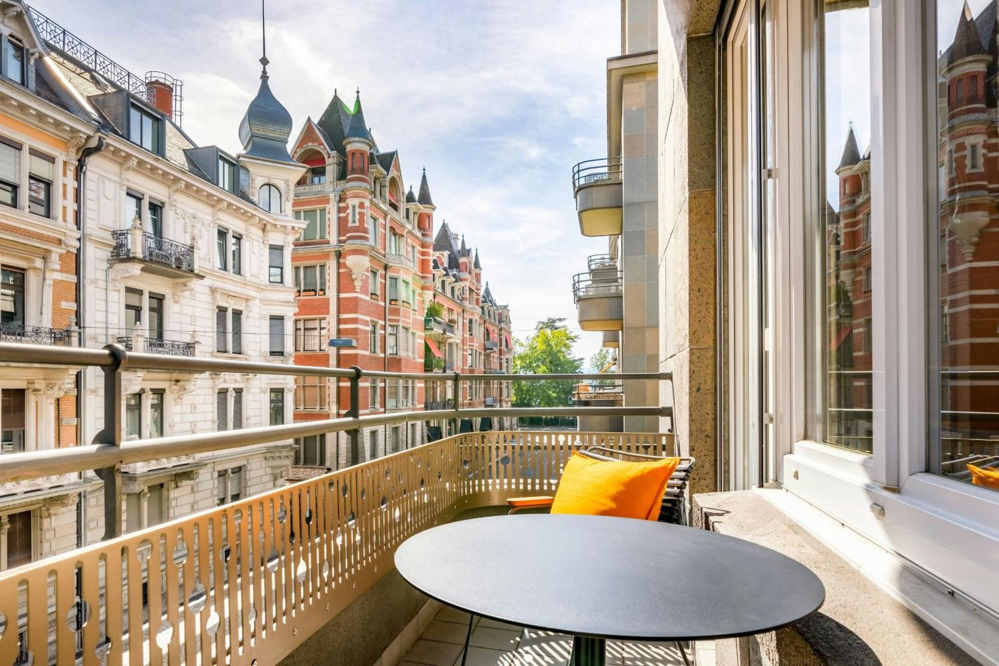 Neues Schloss Privat Zurich, Autograph Collection