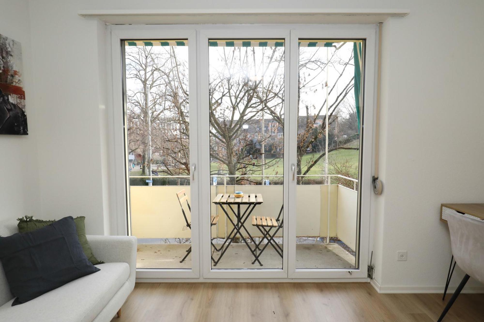 Spacious Parkside In With Balcony Apartment