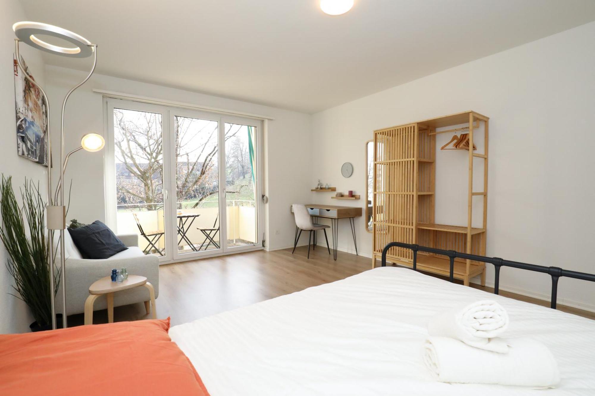Spacious Parkside In With Balcony Apartment *