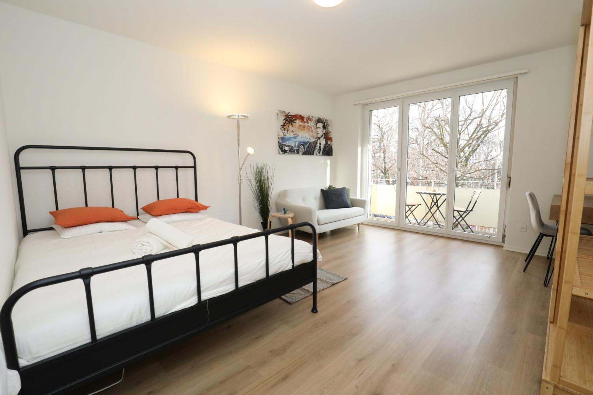 Spacious Parkside In With Balcony Zurich