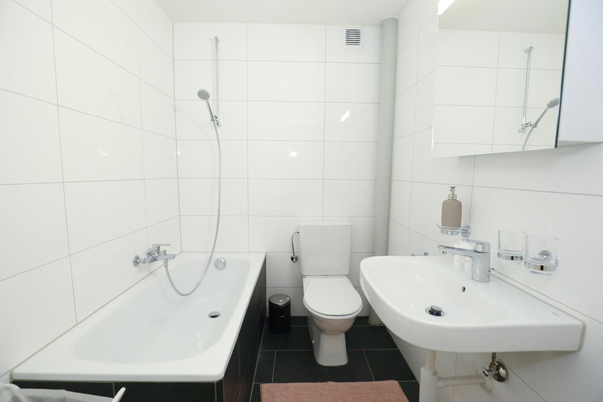 Spacious Parkside In With Balcony Apartment *