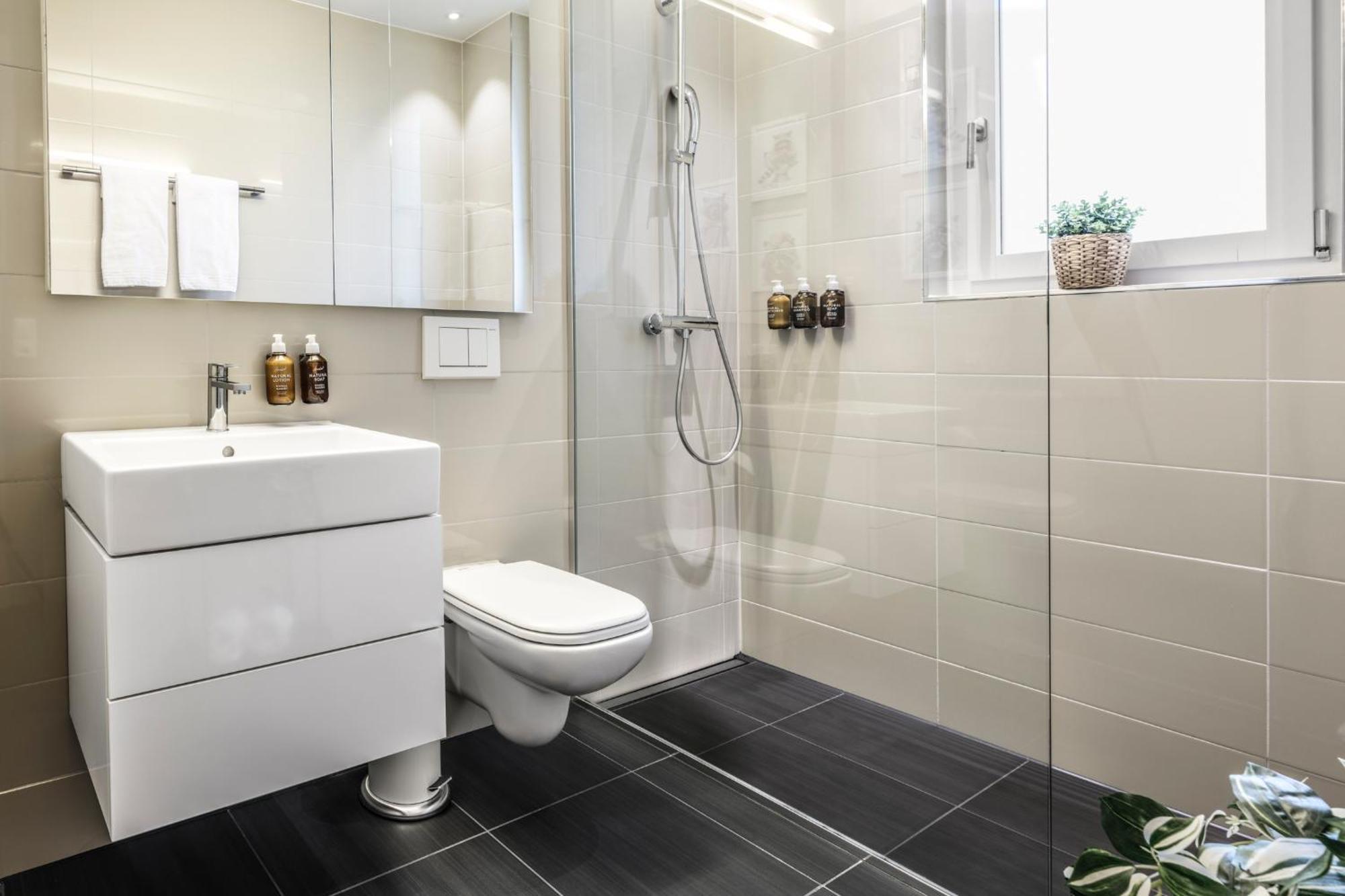 Boutique Luxury Living - Private Balcony I Location I Ac Comfort Apartment *