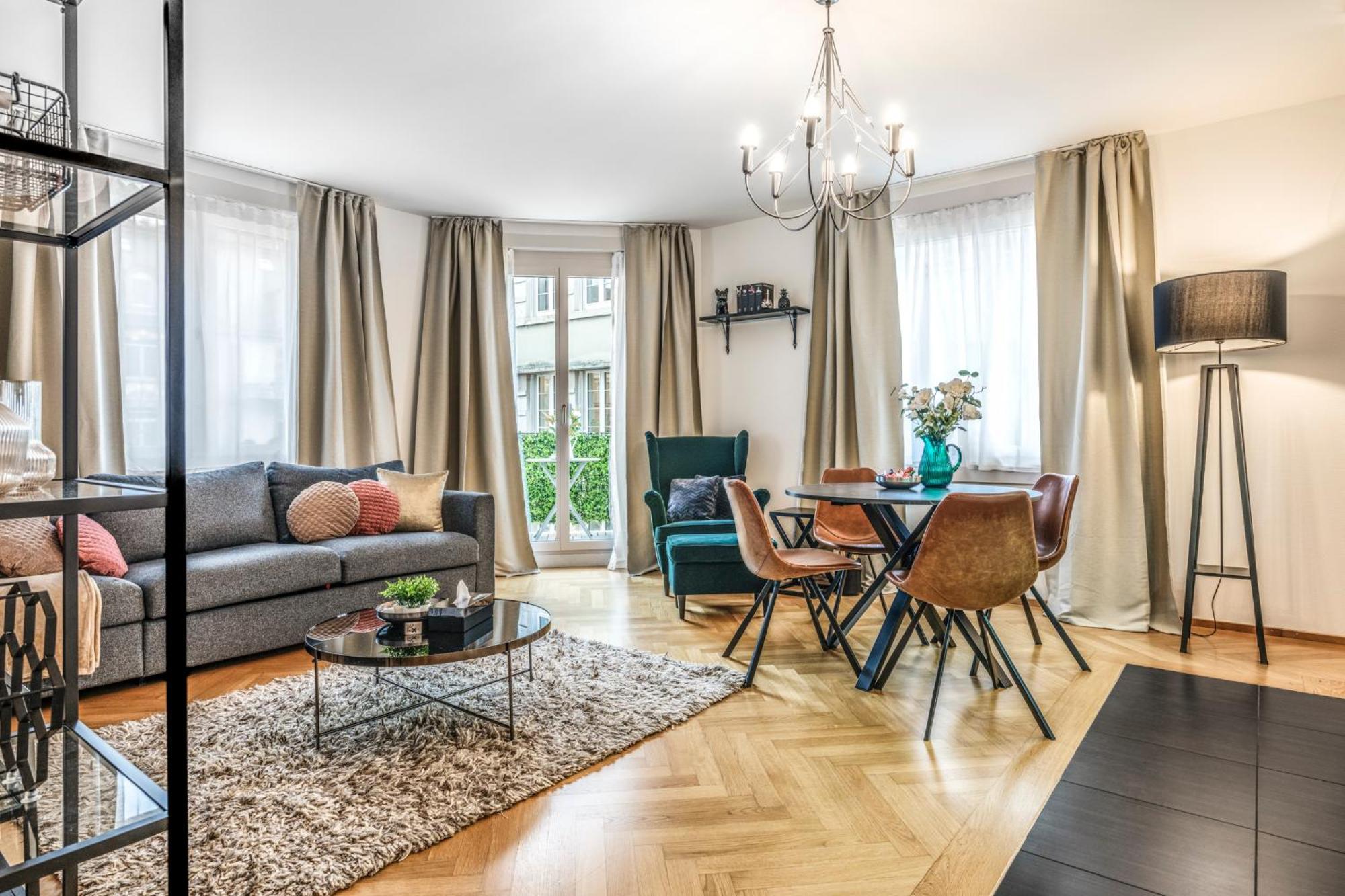 Boutique Luxury Living - Private Balcony I Location I Ac Comfort Apartment