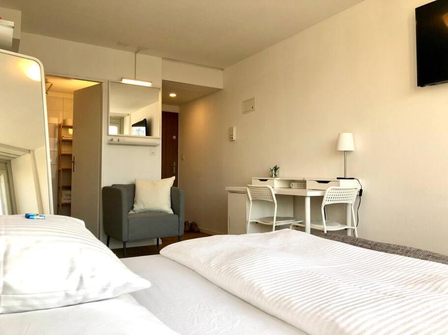 Stadt Zuerich-Kleines Studio Albisriederplatz * Zurich