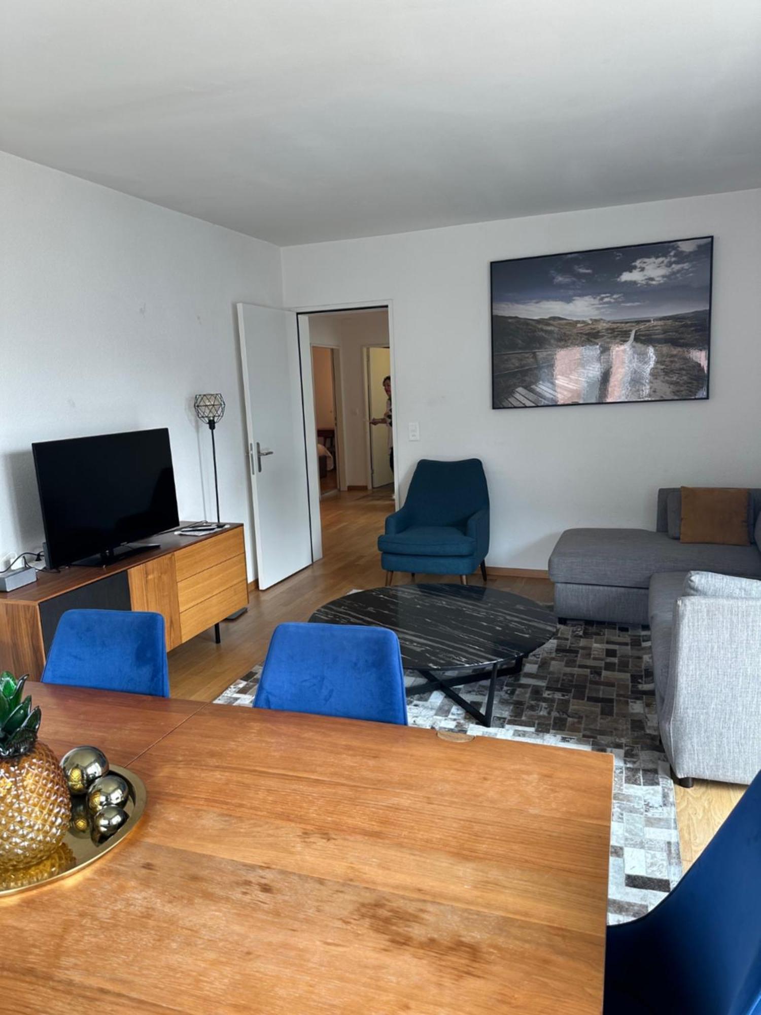 Apartment In West *