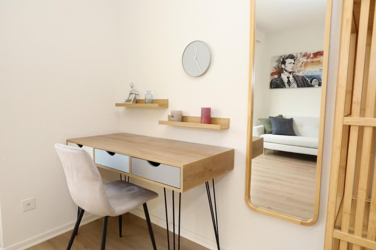 Apartment Spacious Parkside In With Balcony *