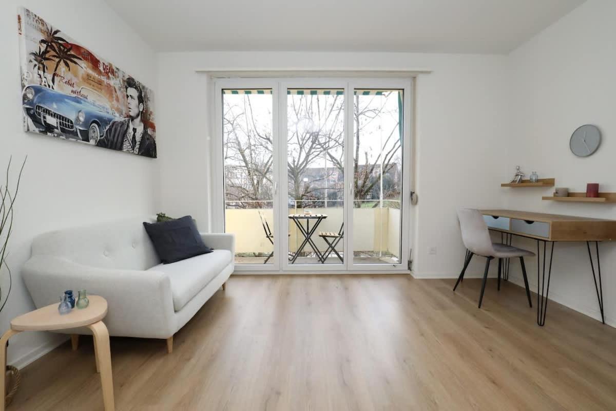 Spacious Parkside In With Balcony Apartment *