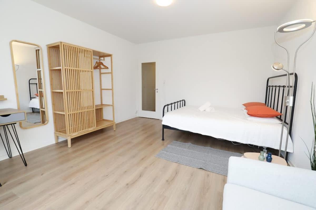 Apartment Spacious Parkside In With Balcony Zurich