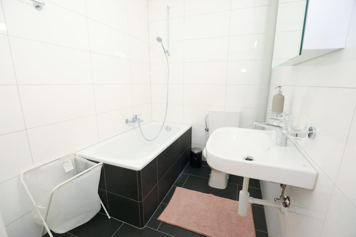 Spacious Parkside In With Balcony Zurich