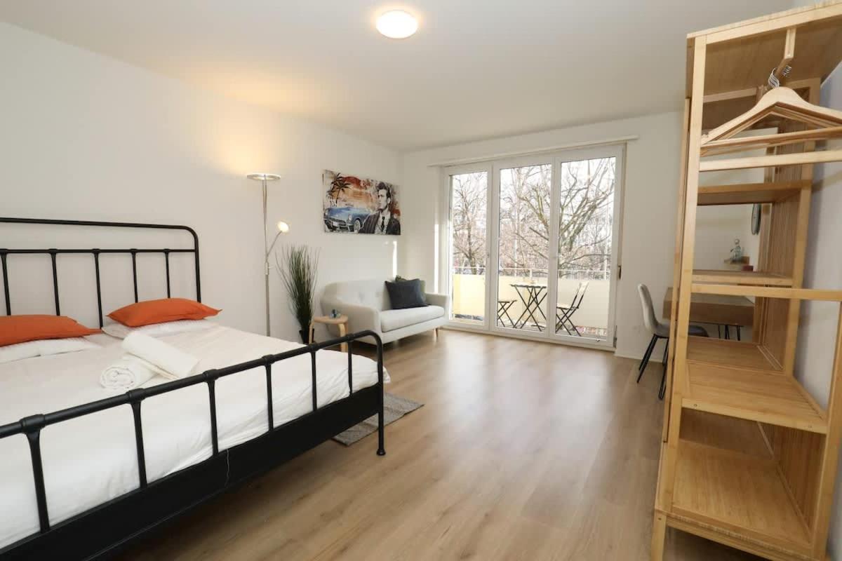 Spacious Parkside In With Balcony Apartment