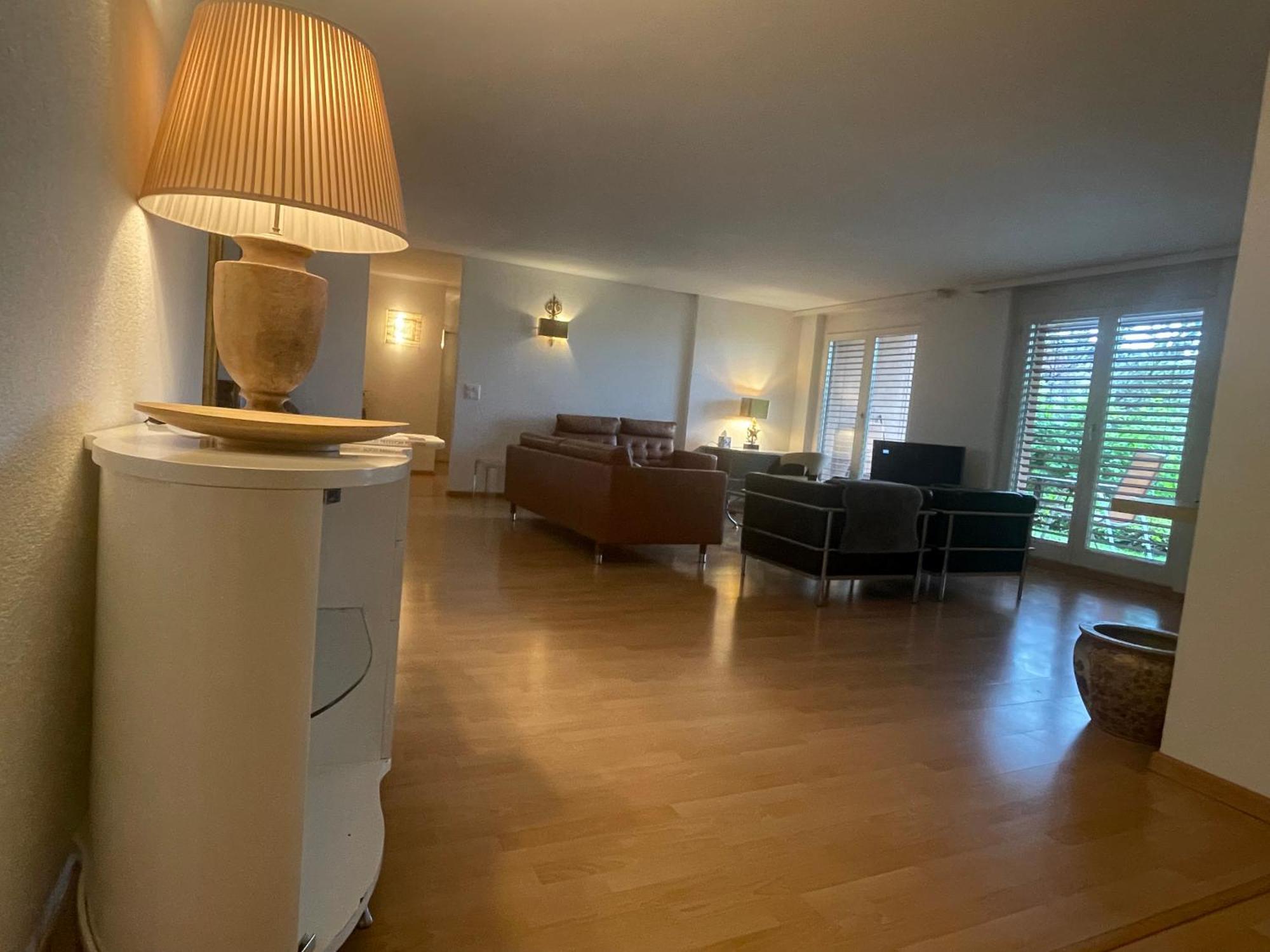 Centrally Located, Spacious Modern Apartamento