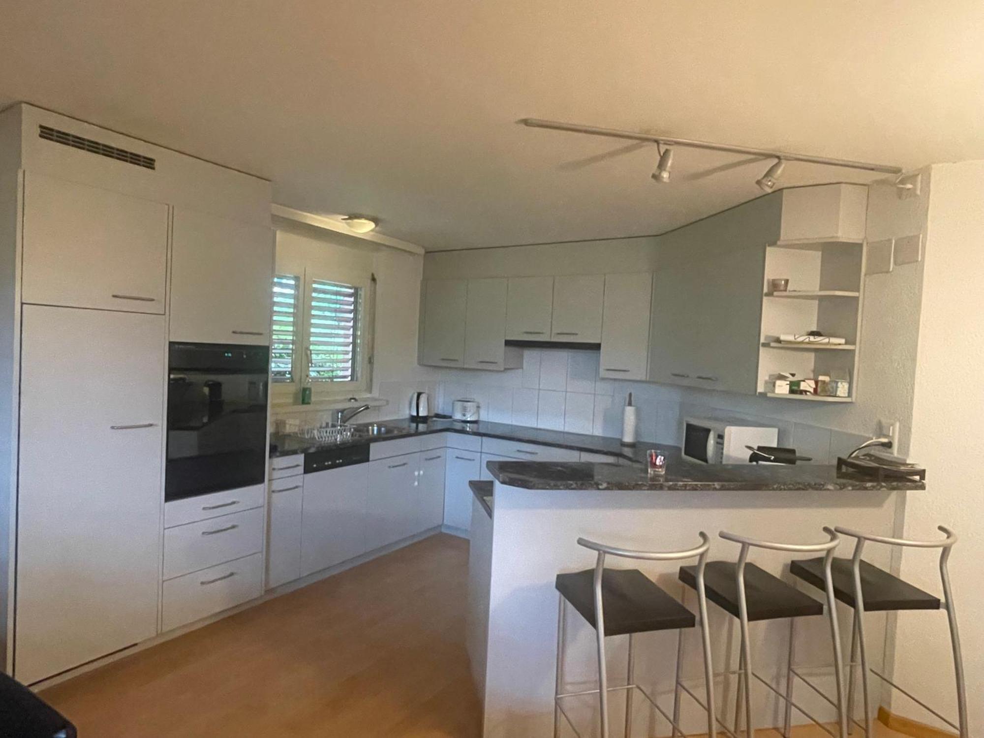 Centrally Located, Spacious Modern * Zurique
