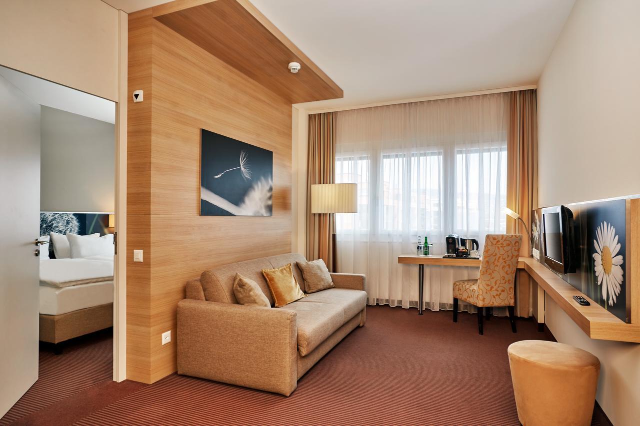 Hotel H+