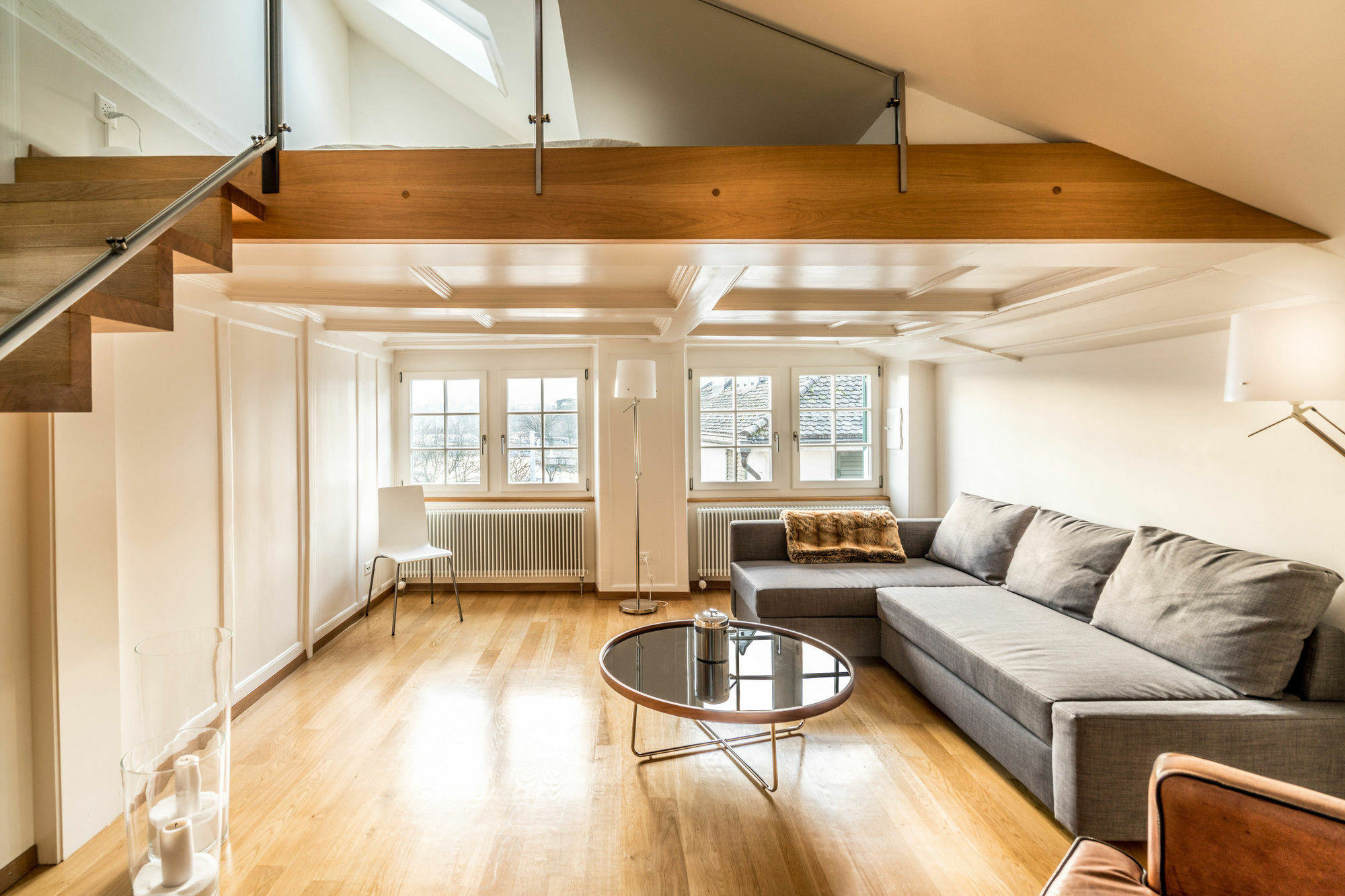 Lake Side Location Bellevue Apartment