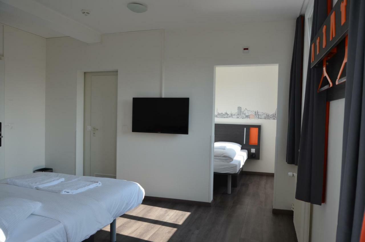 Easyhotel West 2*