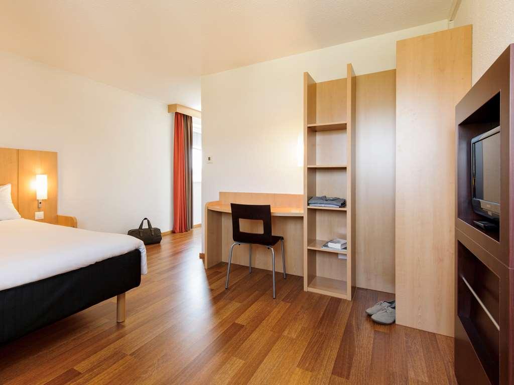 Hotel Ibis West 3*