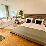 New, Central Studio With Garden Terrace And Much Privacy
