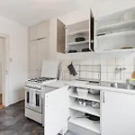Basic 2Br Apartment With Full Kitchen